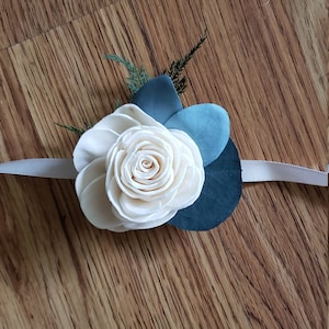 Ramillete de muñeca con hojas de eucalipto y rosas, flor Sola color marfil