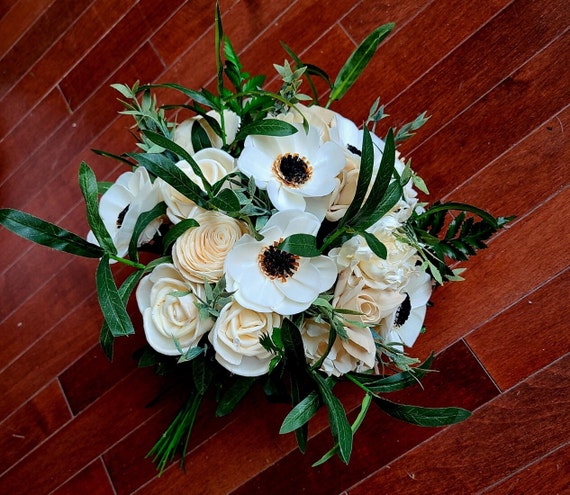 アネモネブーケ、木製のウェディングフラワー、ベージュと黒のブーケ