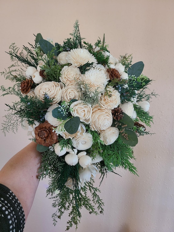 Winterstrauß mit Tannenzapfen und Immergrün, Solaholz Blumenstrauß, Holzstrauß, Weihnachtsstrauß