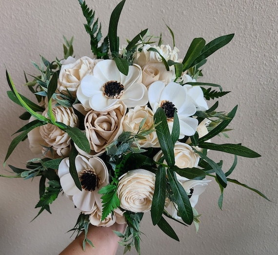 アネモネブーケ、木製のウェディングフラワー、ベージュと黒のブーケ
