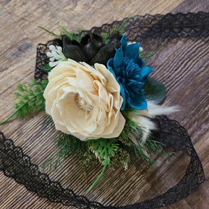 Corpete de flores de madeira azul-petróleo e preta: flores de pulso para casamento gótico