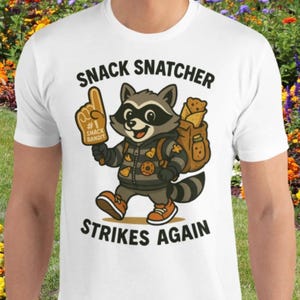Zabawna koszulka z szopem – słodka koszulka z grafiką Snack Snatcher – koszulka z kreskówkowym zwierzęciem Kawaii – prezent dla miłośnika jedzenia – koszulka Trash Panda Snack Bandit