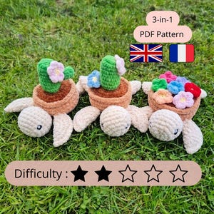Peut inclure: Trois figurines de tortues crochetées avec des corps crème clair et des carapaces marron. Chaque carapace porte un cactus vert ou des fleurs colorées. L'image contient le texte 3-in-1 PDF Pattern et Difficulty avec deux étoiles remplies.
