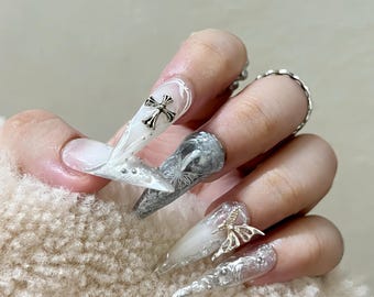 Y2Kクロームプレスオンネイル：ゴシックパールバタフライ3Dアート
