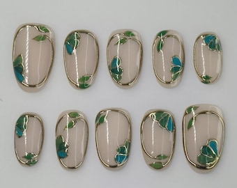 Unghie finte con vetrate: nail art floreale beige e verde