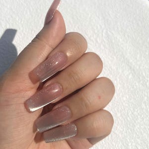 Uñas postizas de ojos de gato con purpurina y efecto azúcar moreno: uñas acrílicas con purpurina