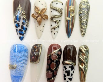Abstracte druk op de nagels, gemengde dierenprint, bloemen- en edelsteenmotieven in felle kleuren, kleurrijke 3D-nagelkunst, gouden accent met dierenprint