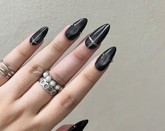 ブラッククロームのプレスオンネイル（パールアクセント付き）：手描きの再利用可能なつけ爪