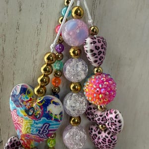 K&ouml;nnte beinhalten: Eine wei&szlig;e Keramik-Tasse mit schwarzem Henkel und dem Text "But First, Coffee" in schwarzer, fetter Schrift. Die Tasse steht auf einer wei&szlig;en Oberfl&auml;che. Die Tasse ist 10 cm hoch.