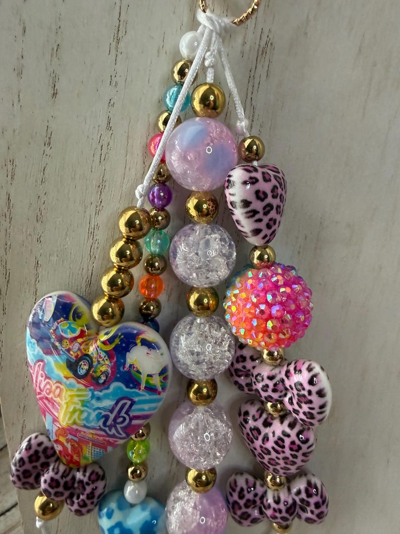 K&ouml;nnte beinhalten: Eine wei&szlig;e Keramik-Tasse mit schwarzem Henkel und dem Text "But First, Coffee" in schwarzer, fetter Schrift. Die Tasse steht auf einer wei&szlig;en Oberfl&auml;che. Die Tasse ist 10 cm hoch.