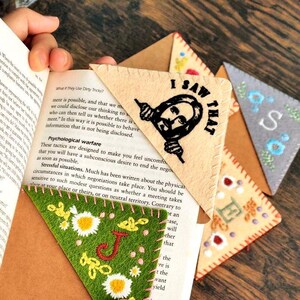 Marcadores de letras hechos a mano | Marcador de esquina de fieltro | Marcador personalizado con letras de la A a la Z | Marcador triangular de fieltro con esquinas cosidas, hecho a mano