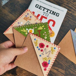 Marcadores de letras hechos a mano | Marcador de esquina de fieltro | Marcador personalizado con letras de la A a la Z | Marcador triangular de fieltro con esquinas cosidas, hecho a mano