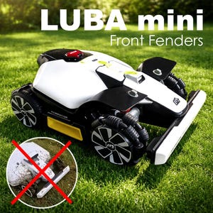 Pode incluir: Um cortador de relva robótico branco e preto com o texto "LUBA mini Front Fenders" num relvado verde. O cortador tem rodas pretas com um design único e um detalhe vermelho no topo. Uma imagem menor de um cortador danificado está riscada.