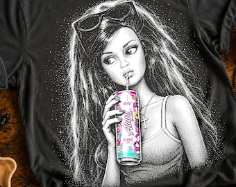 Może przedstawiać: Czarny t-shirt z białą grafiką przedstawiającą osobę z długimi włosami, okularami przeciwsłonecznymi na głowie i naszyjnikiem z krzyżykiem, trzymającą kolorową puszkę napoju energetycznego Alani Nu ze słomką, otoczoną kropkowanym efektem.