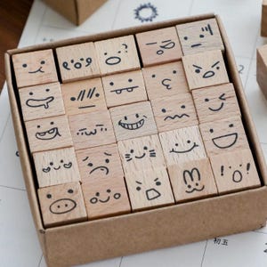 Juego de sellos de madera para diario, 25 mini sellos de goma con emojis adorables, 4 estilos, planificador diario, sello para viñetas.