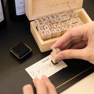 Juego de sellos de goma de madera con almohadilla de tinta y caja, 26 sellos de letras mayúsculas y 10 sellos de números, juego de sellos de alfabeto y números para manualidades, diario, bricolaje.