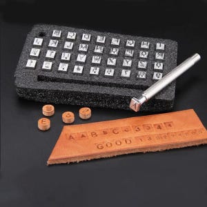 Set di 37 strumenti per timbrare la pelle, kit di punzonatura per timbri con numeri alfabetici, timbri in metallo e acciaio per lavori in pelle, set di timbri con lettere in pelle