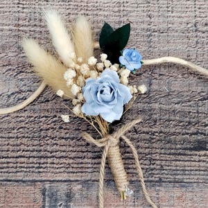 Stoffige blauwe boutonnière voor bruiloft | Knoopsgat met bloemen voor bruidegom | Iets blauws-accessoire | Cadeau voor bruidsjonkers of vader van de bruid