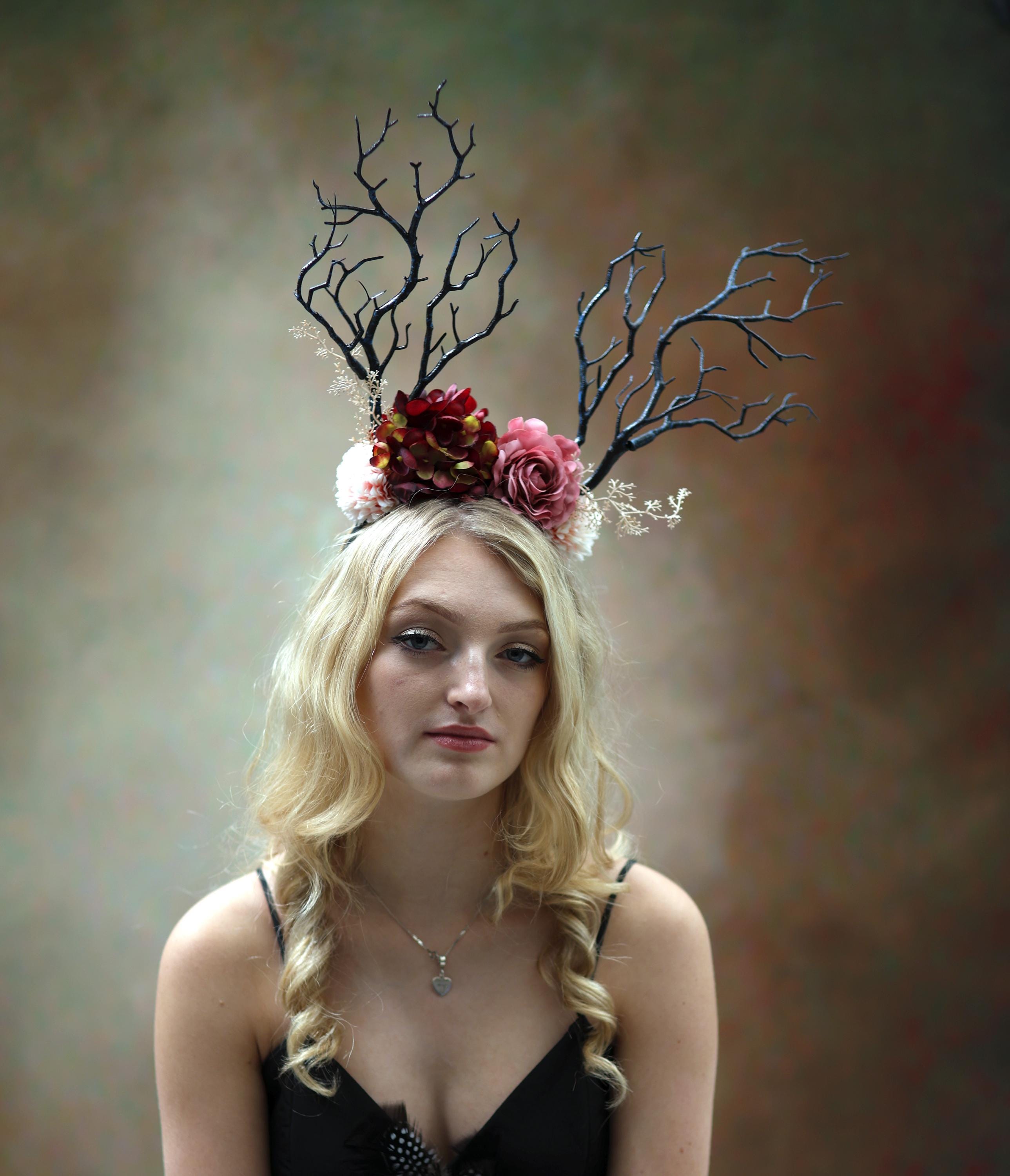 Gothic Black Antler Crown – Halloween & Festival Flower  display picture 2