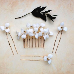 Floral Hair Comb with Ceramic Flowers and Pearls – Bridal Hair Accessory with Matching Hair Pins – White and Gold Wedding Hair Set