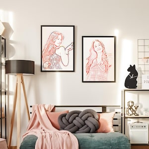 Può includere: Un soggiorno con due ritratti incorniciati di donne, un divano verde acqua con cuscini e una coperta rosa e una lampada da terra in legno. Gli elementi decorativi includono un orologio a forma di gatto nero e un simbolo e commerciale.