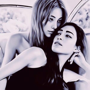 Puede incluir: Retrato artístico en blanco y negro de dos mujeres. Una con cabello largo y oscuro lleva una blusa negra y mira hacia arriba. La otra tiene cabello largo y claro y mira hacia abajo. La imagen es un primer plano, centrado en sus rostros y la parte superior del cuerpo.