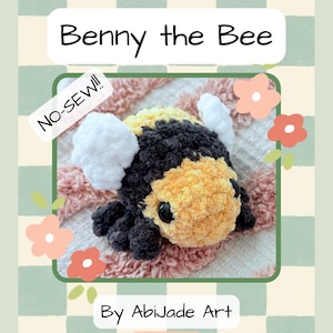 Puede incluir: Portada de un patrón de crochet con una abeja de peluche llamada "Benny the Bee". La abeja es amarilla, negra y blanca, con el texto "NO-SEW!!" y "By AbiJade Art". El fondo es un patrón de cuadros verde claro y blanco con flores rosas.