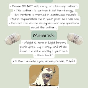 Op de afbeelding: Een haakpatroongids met tekst en illustraties. De gids bevat een lijst met materialen zoals garen in verschillende kleuren, veiligheidsoogjes en een haaknaald. De tekst bevat instructies en aantekeningen voor het patroon. De afbeelding toont ook een stripfiguur.