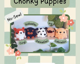 Puede incluir: Un patrón de ganchillo en PDF titulado Chonky Puppies de AbiJade Art que muestra cinco perros de peluche pequeños: un Corgi, Rottweiler, Dálmata, Pug y Labrador. El documento incluye el texto No-Sew y @abijade_art sobre un fondo de cuadros.