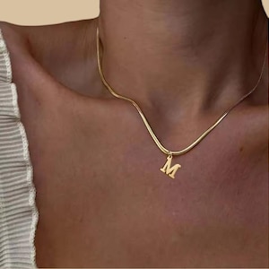 Colar Inicial Personalizado – Pingente Banhado a Ouro Feito à Mão em uma Delicada Corrente de Cobra, Presente Elegante e Atemporal para Ela