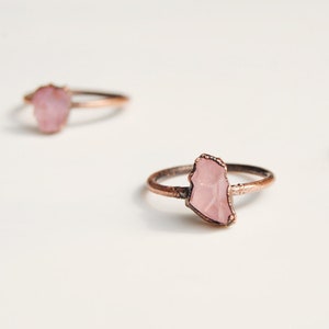 Raw rose quartz ring, rose quartz copper ring, pink crystal ring, electroformed ring, raw stone ring, bohemian ring, boho jewelry