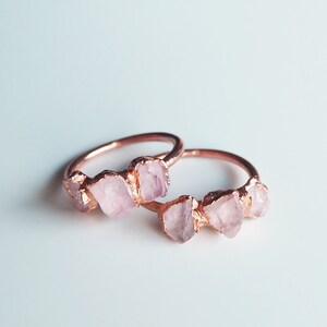 Anello di quarzo rosa grezzo, anello di rame triplo quarzo rosa, anello di cristallo rosa, anello elettroformato, anello di pietra grezza, anello boho, gioielli boho immagine 3