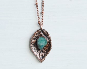Raw emerald necklace, leaf necklace, rough emerald, may birthstone jewelry, custom birthstone necklace, personalized birthstone necklace