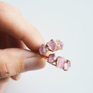 Anello di quarzo rosa grezzo, anello di rame triplo quarzo rosa, anello di cristallo rosa, anello elettroformato, anello di pietra grezza, anello boho, gioielli boho immagine 2