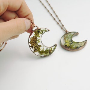 Moon necklace, real moss necklace, terrarium necklace, crescent moon pendant, botanical jewelry, resin flower necklace, resin jewelry