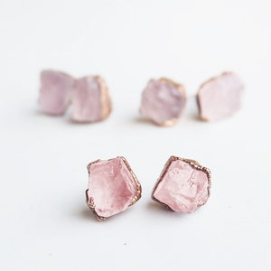 Boucles d&#39;oreilles en quartz rose brut, clous d&#39;oreilles en pierres précieuses naturelles, petites boucles d&#39;oreilles en cristal, clous en pierre brute, cadeau de demoiselle d&#39;honneur de mariage bohème