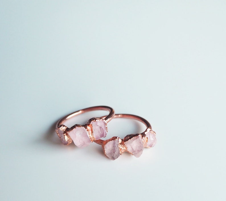 Anello di quarzo rosa grezzo, anello di rame triplo quarzo rosa, anello di cristallo rosa, anello elettroformato, anello di pietra grezza, anello boho, gioielli boho immagine 3