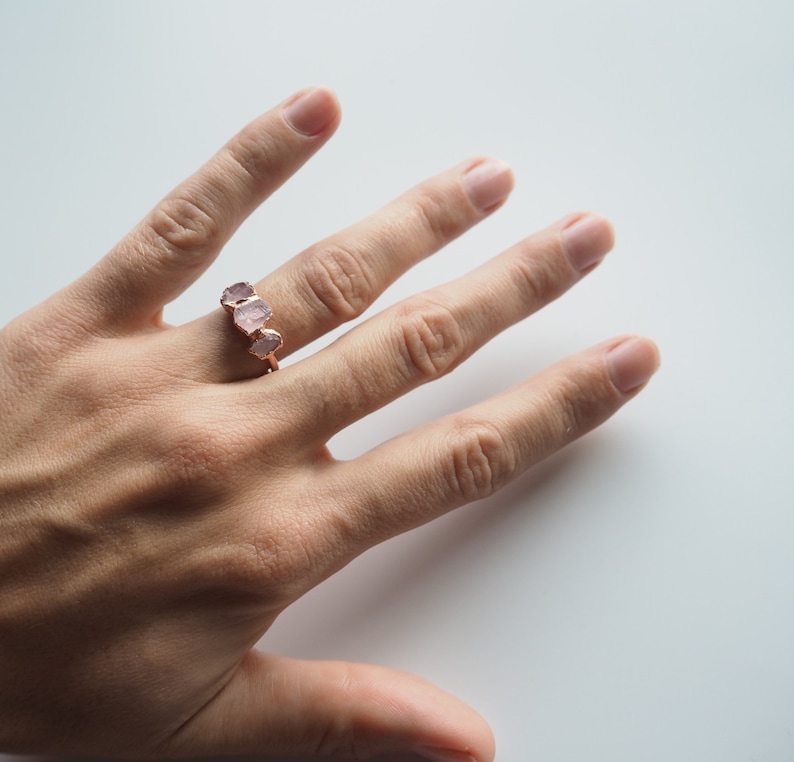 Anello di quarzo rosa grezzo, anello di rame triplo quarzo rosa, anello di cristallo rosa, anello elettroformato, anello di pietra grezza, anello boho, gioielli boho immagine 7