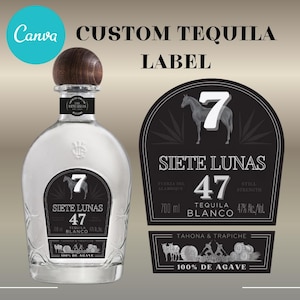 Puede incluir: Una botella de tequila de vidrio transparente con tapón de madera y etiquetas negras. Las etiquetas dicen "SIETE LUNAS 47 TEQUILA BLANCO" y "100% DE AGAVE". La botella está junto a una etiqueta con un gráfico de caballo y el texto "CUSTOM TEQUILA LABEL".