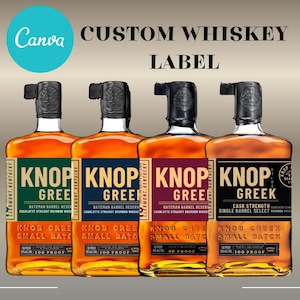 Op de afbeelding: Vier whiskyflessen met aangepaste etiketten. De etiketten tonen "KNOP GREE" en "KNOP GREEK" in vette letters, met extra tekst eronder. De flessen bevatten amberkleurige vloeistof en hebben zwarte doppen. De tekst "CUSTOM WHISKEY LABEL" staat bovenaan.