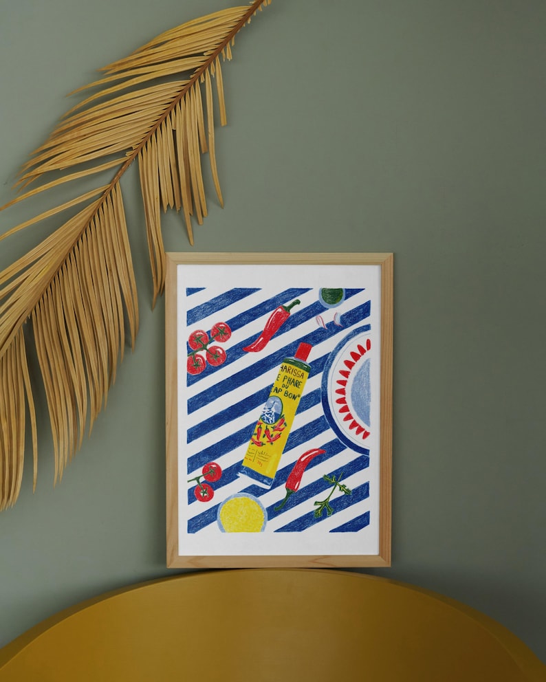 Dessin encadré d'un tube de harissa sur un fond à rayures bleu et blanc. L'illustration est dessinée aux crayons de couleurs. Elle présente également des tomates, piments, ail et coriandre et un plat à motifs, suggérant une ambiance tunisienne.