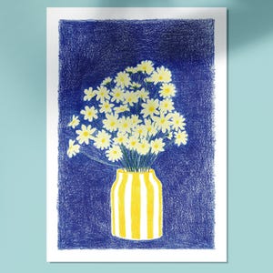 Puede incluir: Ilustración a lápiz de un ramo de margaritas blancas en un jarrón a rayas amarillas y blancas sobre un fondo azul oscuro. La obra de arte está sobre papel rectangular blanco.