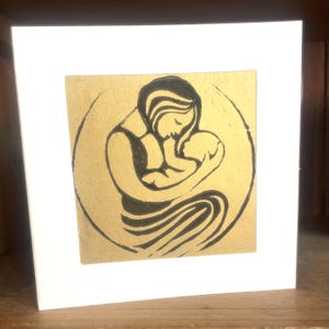 Impression lino originale sculptée à la main. Carte de voeux pour maman et bébé. Design Art déco doré et noir. Nouvelle maman, nouvelle carte pour bébé.