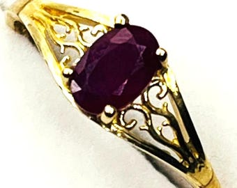 Bague rubis ovale en or jaune 10 carats d'inspiration vintage