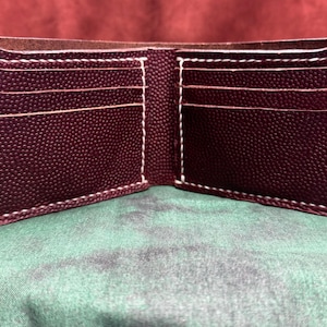 Cartera de cuero con diseño de fútbol estilo billetera color burdeos