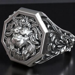 ライオンヘッドシグネットリング - バロックスタイルの八角形の紋章リング。雄々しく咆哮するライオンが描かれ、力強さ、強さ、高貴さの象徴となるジュエリーです。