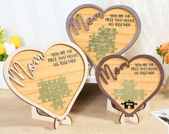 Letrero de rompecabezas personalizado para mamá, regalo para mamá, regalo de los niños, esposo, letrero de madera grabado personalizado, pieza que nos mantiene unidos