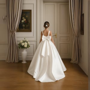 Vestido de niña de las flores de satén blanco: vestido sin mangas de corte A con gran lazo.