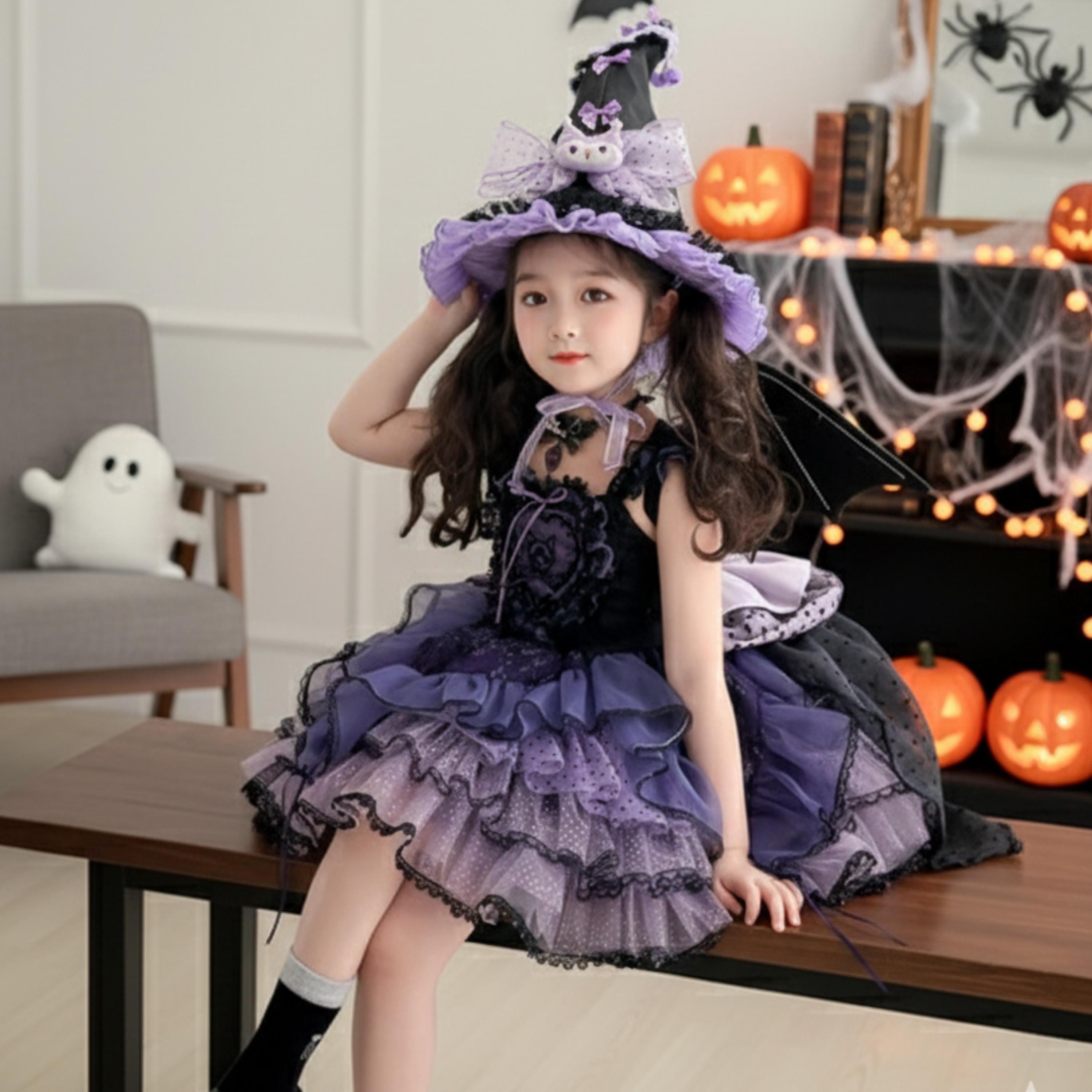 Strega Di Halloween Bionda in Vesto Nero, Cappello, Scopa. Fotografia
