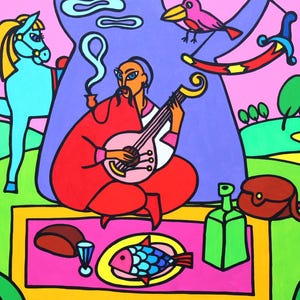 Può includere: Un dipinto colorato di un uomo che suona un liuto, seduto su un tappeto rosa e giallo con un pesce, un pane e un bicchiere di vino. Un cavallo blu si trova sullo sfondo, e un uccello rosa è appollaiato su un ramo d'albero.